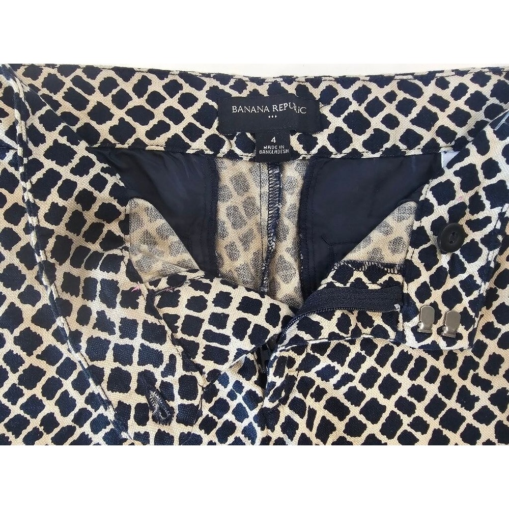 Women's Banana Republic Hampton Shorts, Size 4, Navy & Beige Geo Animal Print - Picture 2 of 7